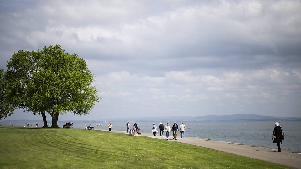 Im Kanton Thurgau, im Bild zu sehen sind Spaziergänger in Arbon TG, leben immer mehr Menschen. (Archivbild)