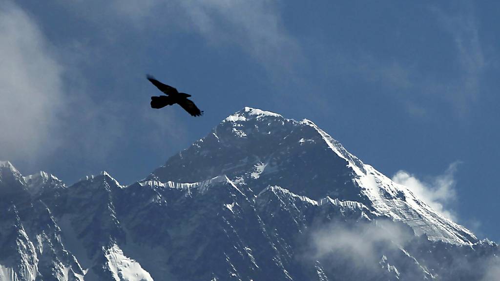 Die zwei tot aufgefundenen Bergsteiger hatten sich zuletzt vom Camp 4 aus gemeldet, das sich weniger als einen Kilometer unterhalb des Gipfels des Mount Everest befindet. (Archivbild)