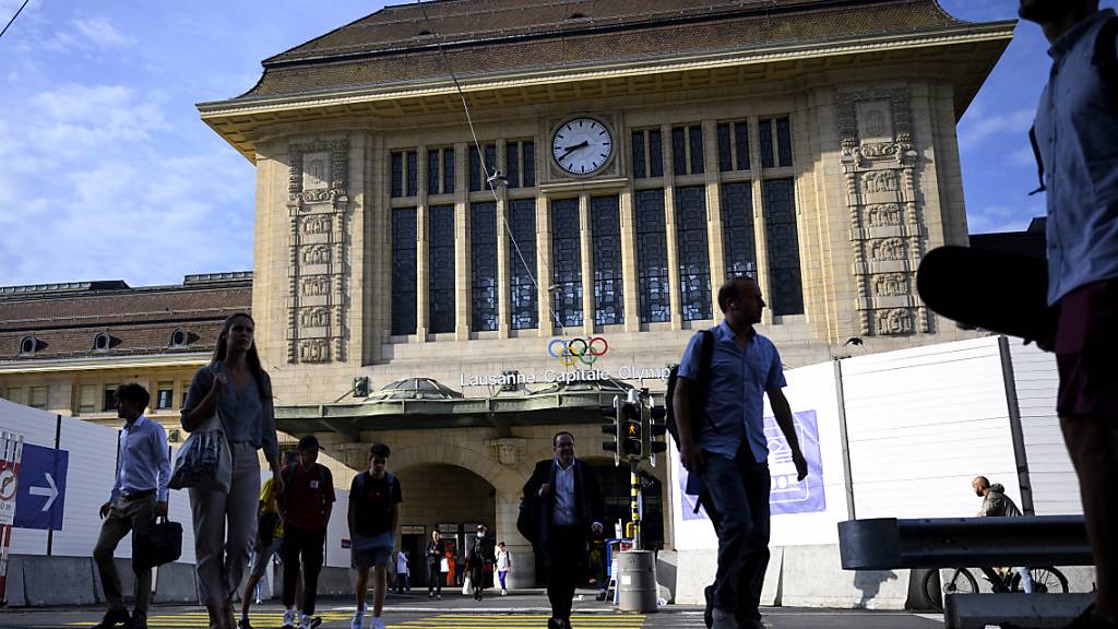 Zwischen dem abgebildeten Bahnhof Lausanne und Bern sollen dank Millioneninvestitionen in die Infrastruktur künftig mehr Züge verkehren können. (Archivbild)
