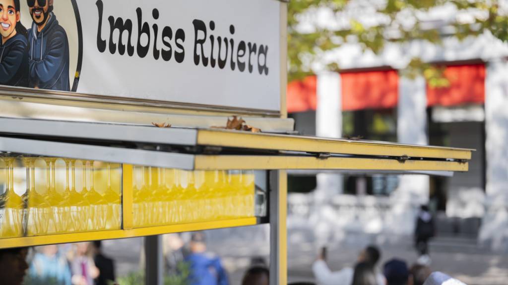 Gnadenfrist für die Wurststände am See. Die Stadt Zürich gewährt ihnen eine Frist bis Ende September 2026. Dann müssen sie aber weg. (Archivbild)