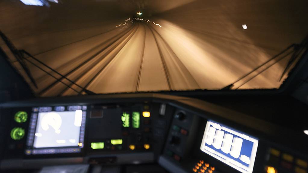 Der Lötschberg-Basistunnel ist nach einem Wassereinbruch ab Freitag wieder vollständig befahrbar (Archivbild).