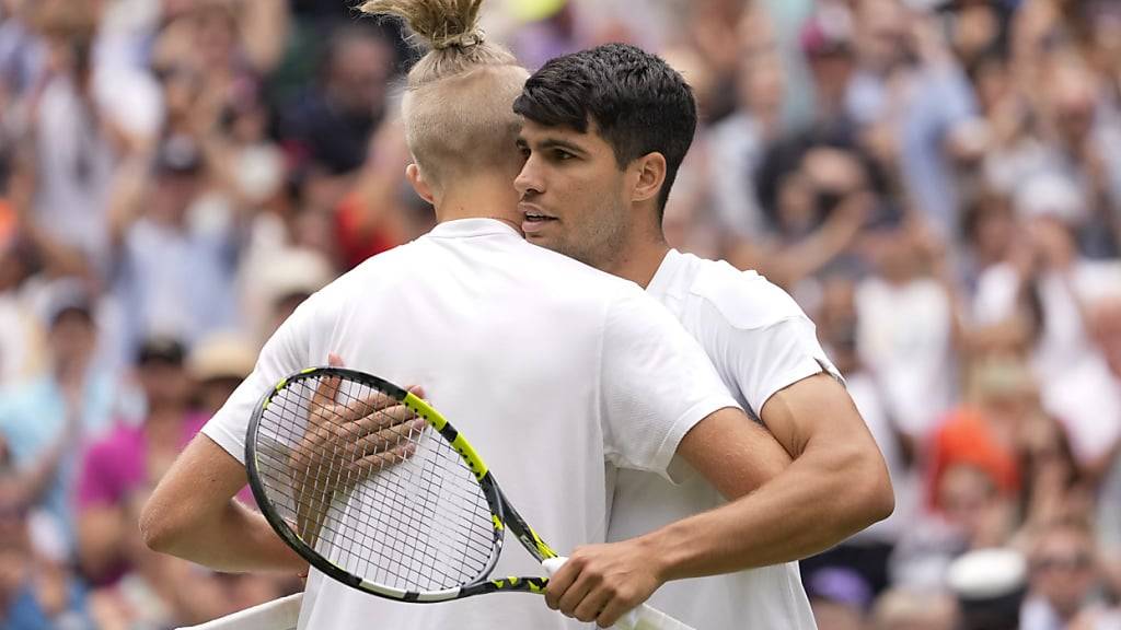 Carlos Alcaraz hält dem Qualifikanten Mark Lajal in seinem Auftaktspiel ohne Satzverlust stand