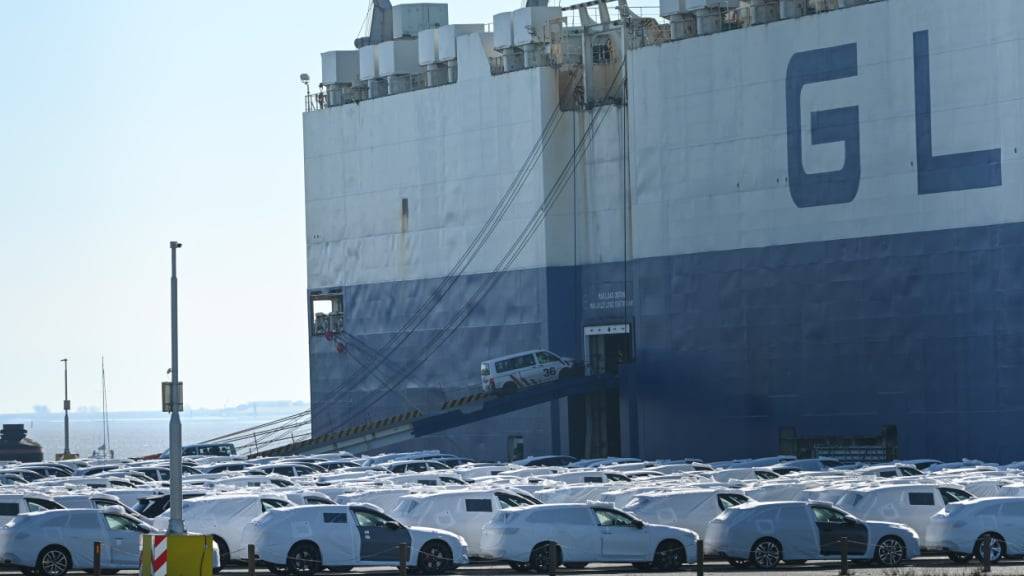 Die Autobauer in der EU hatten nach dem Treffen von Trump und von der Leyen am Ende Juli bislang vergeblich auf erhoffte Zollsenkungen gewartet. Dies soll aber nun geändert werden. Im Bild stehen Neuwagen der Marken Volkswagen und Audi zur Verladung im Hafen in Emden bereit. (Archivbild)