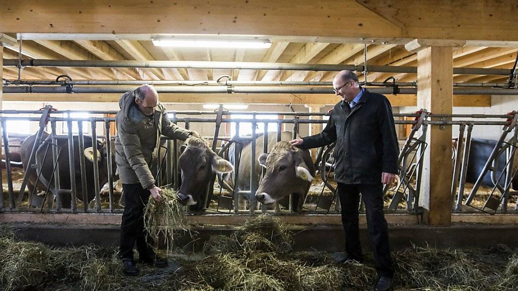 Markus Ritter (rechts), CVP-Nationalrat und Präsident des Schweizer Bauernverbandes (SBV), in seinem Element. Auf den angeblichen Durchbruch zu einem Freihandelsabkommen mit den USA reagierte er am Freitag zurückhaltend. (Archivbild)