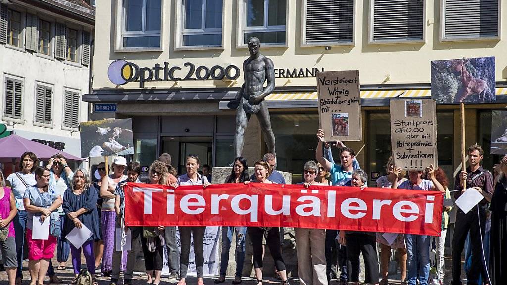 Der Tierschutzskandal von Hefenhofen befeuerte die Forderung nach einem Öffentlichkeitsgesetz. Tierschützer demonstrierten vor dem Ratsgebäude in Frauenfeld und forderten Aufklärung. Archivbild