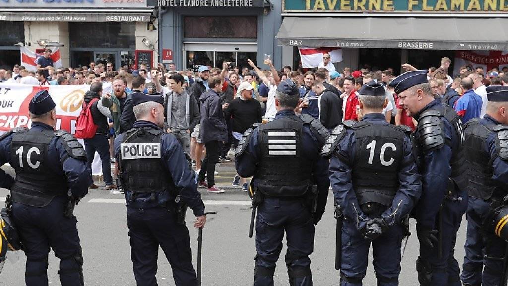 Polizisten vor einer Bar in Lille