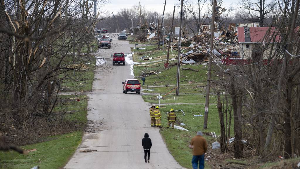 Mehrere Tornados haben in den USA für mindestens zehn Tote dutzende Verletzte gesorgt, wie hier in Sullivan, Indiana.