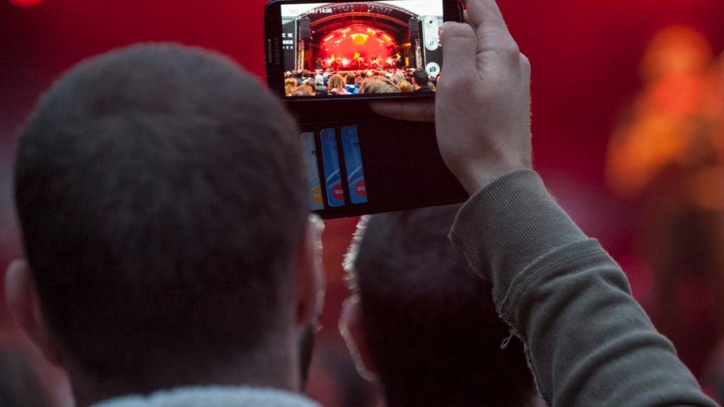 Bildsensoren stecken in jedem Smartphone und jeder Digitalkamera. Dank einer neuen Schweizer Technologie könnten sie in Zukunft auch bei schlechtem Licht bessere Bilder machen. (Symboldbild)