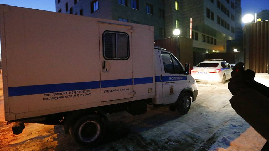 ARCHIV - Ein Polizeiwagen mit dem russischen Oppositionspolitiker Alexej Nawalny kommt vor dem Beginn des Prozesses zum Bezirksgericht Babuschkinskij an. Foto: Alexander Zemlianichenko/AP/dpa