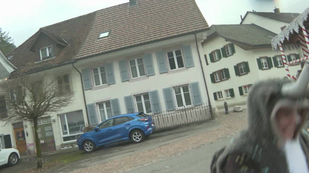 Schwerer Unfall: Mann stürtzt in Balsthal von Fasnachtswagen