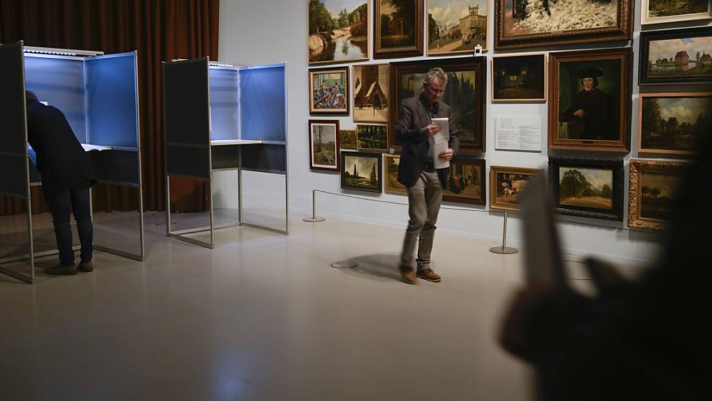 Wähler geben im Wahllokal der Museumsfabrik ihre Stimme während der Parlamentswahl ab. Foto: Peter Dejong/AP/dpa