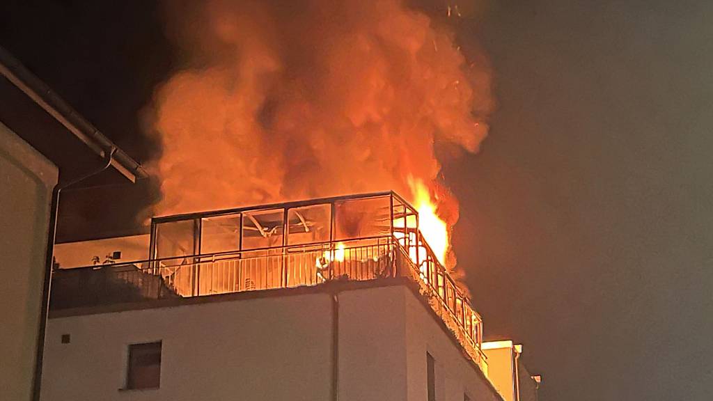 In einer Dachwohnung in Hitzkirch brach in der Nacht auf Donnerstag ein Feuer aus.