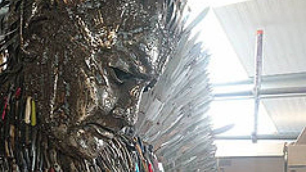 Der Kopf des acht Meter hohen, aus Messern gefertigten «Knife Angel» des Künstlers Alfie Bradley. (Handout)
