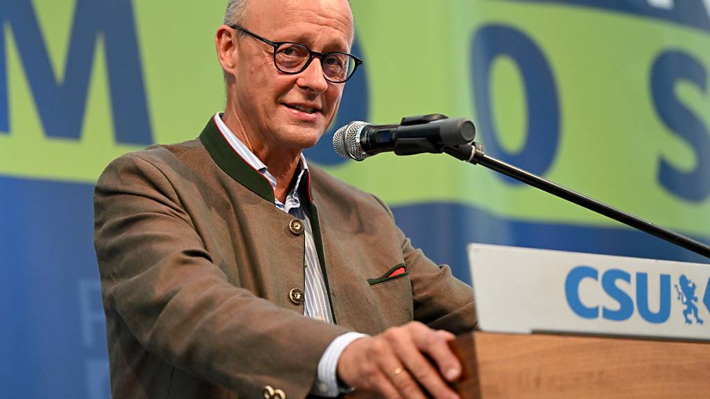 Friedrich Merz, Bundesvorsitzender der CDU, beim Politischen Frühschoppen Gillamoos. Foto: Sven Hoppe/dpa