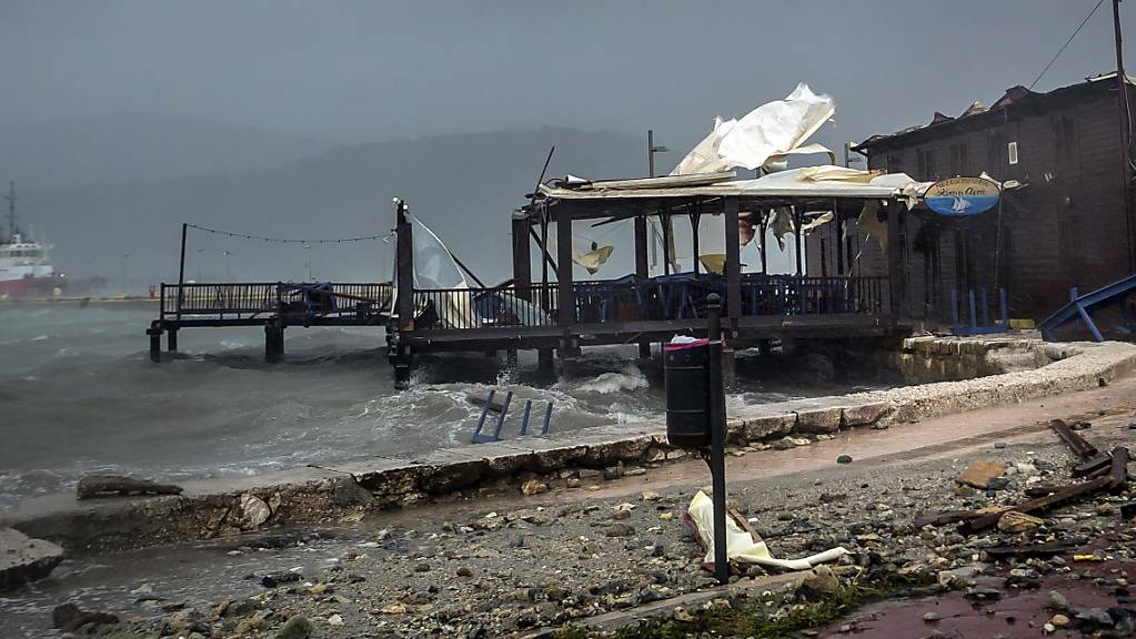 Wellen brechen im Hafen von Argostoli in einer Taverne ein. Der schwere Herbststurm «Ianos» hat sich langsam entlang der Küste der griechischen Halbinsel Peloponnes bewegt – und dabei erhebliche Schäden angerichtet.