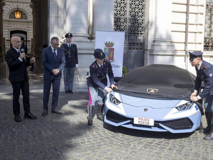 Neue Streifenwagen für italienische Ordnungshüter: Raser aufgepasst! Diese  Polizei fährt jetzt Lamborghini Huracan - FOCUS online