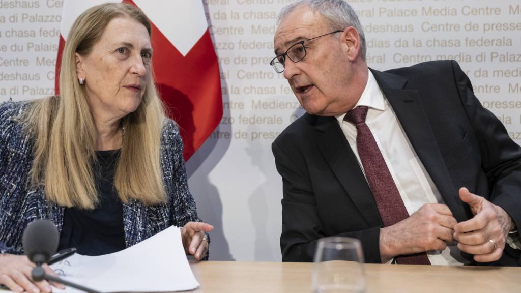 Beide verhandelten erfolgreich im US-Zollstreit, beide haben ihren Rücktritt angekündigt: Bundespräsident und Wirtschaftsminister Guy Parmelin (rechts) und Staatssekretärin Helene Budliger Artieda. (Archivbild)