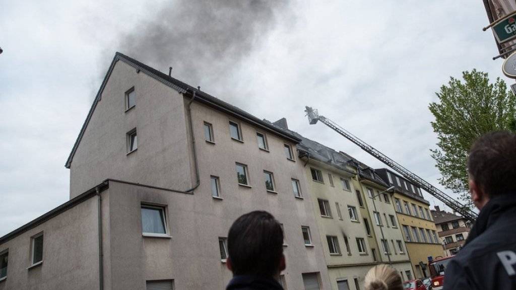 Der Feuerwehr in Duisburg gelang es, den Brand unter Kontrolle zu bringen. Trotzdem starben drei Menschen.