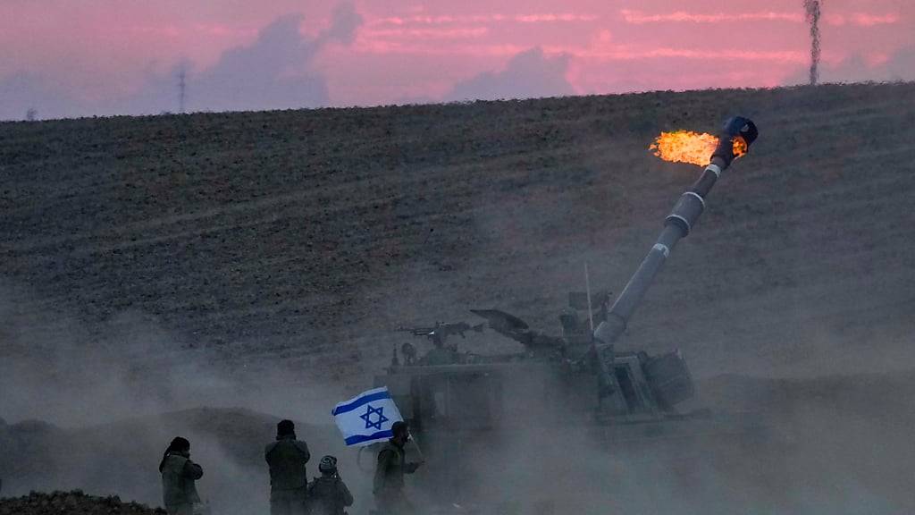 Eine mobile israelische Artillerieeinheit feuert eine Granate aus dem Süden Israels in Richtung des Gazastreifens. Foto: Maya Alerruzzo/AP