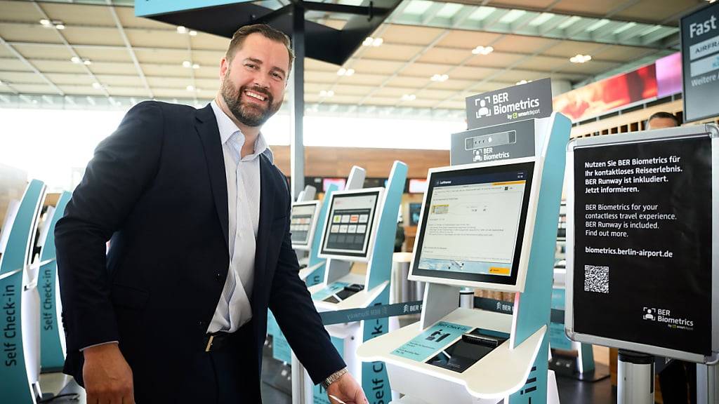 In Deutschland gibt es die automatische Gesichtserkennung an Flughäfen bereits: Am Flughafen Berlin steht am Eingang zu einer Sicherheitskontrolle ein Gerät zur biometrischen Gesichtserkennung. (Archivbild)