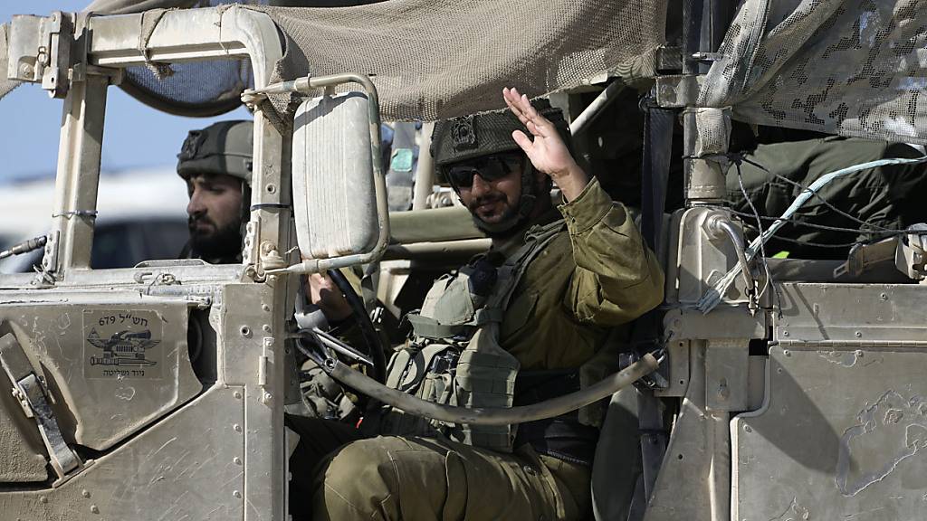 Ein israelischer Soldat fährt in einem Fahrzeug an der Grenze zwischen Israel und dem Gazastreifen, vom Süden Israels aus gesehen. Foto: Tsafrir Abayov/AP/dpa