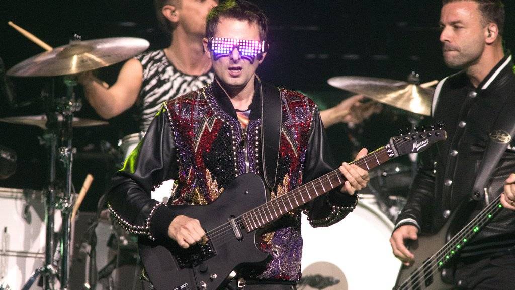 Eine Show im Zeichen der 80er Jahre: Die britische Rockband Muse um Frontmann Matt Bellamy (Mitte) begeisterte im Zürcher Hallenstadion trotz langatmigen Zwischenspielen. (Owen Sweeney/Invision/AP)