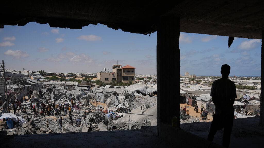 dpatopbilder - Palästinenser inspizieren die Trümmer eines Gebäudes, das bei einem israelischen Luftangriff im südlichen Gazastreifen zerstört wurde. Foto: Abdel Kareem Hana/AP/dpa