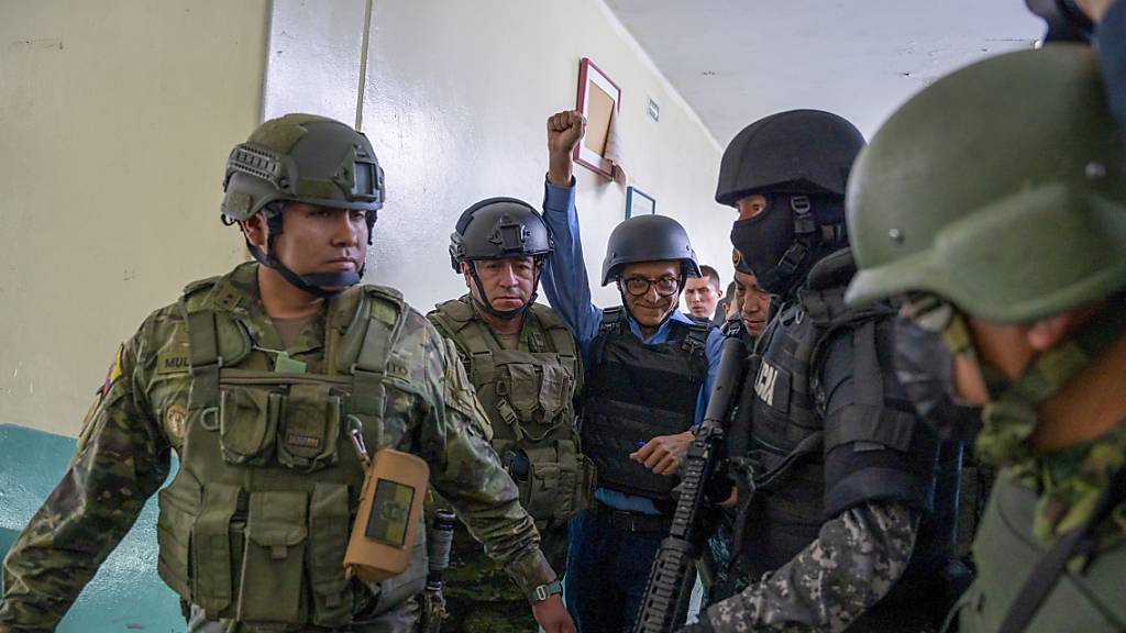 Der Präsidentschaftskandidat Christian Zurita (M) von der Partei «Movimiento Construye» hebt seine Faust nach seiner Stimmabgabe. Foto: Carlos Noriega/AP/dpa