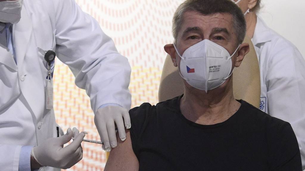 Andrej Babis (M), Premierminister von Tschechien, wird im Zentralen Militärkrankenhaus mit dem Corona-Impfstoff geimpft. Foto: Ondøej Deml/CTK/dpa