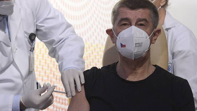 Tschechiens Regierungschef vor laufender Kamera gegen Corona geimpft