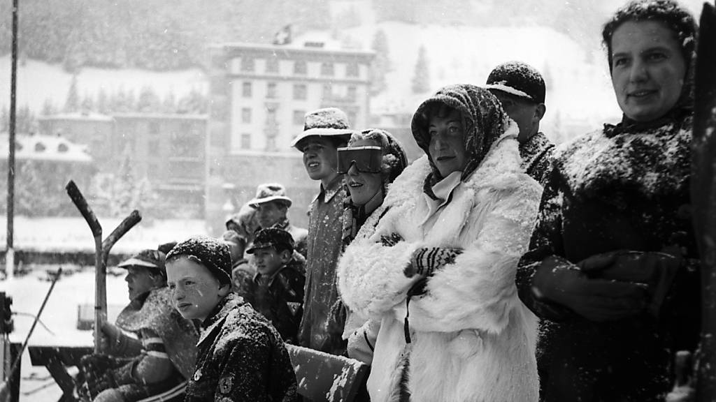 So sah es in den Anfangszeiten des Spengler Cups aus: Zuschauer verfolgen im Dezember 1938 bei Schneefall ein Spiel auf der offenen Eisbahn