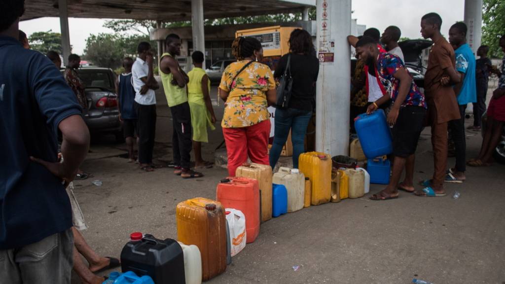 Zusätzlich zu den Stromausfällen wird in Nigeria seit dem Krieg in der Ukraine auch das Benzin immer teurer und rarer. (Archivbild)