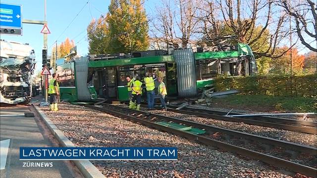 Lastwagen kracht in Tram