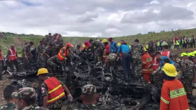 Flugzeug in Nepal verunglückt – 18 Tote