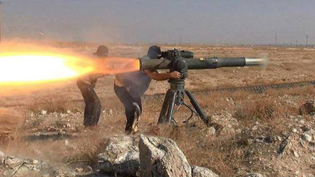 IS-Kämpfer feuern eine Panzerabwehrraketen ab - die Terrormiliz hat im Irak Zugang zu einem grossen Waffenarsenal. (Symbolbild)