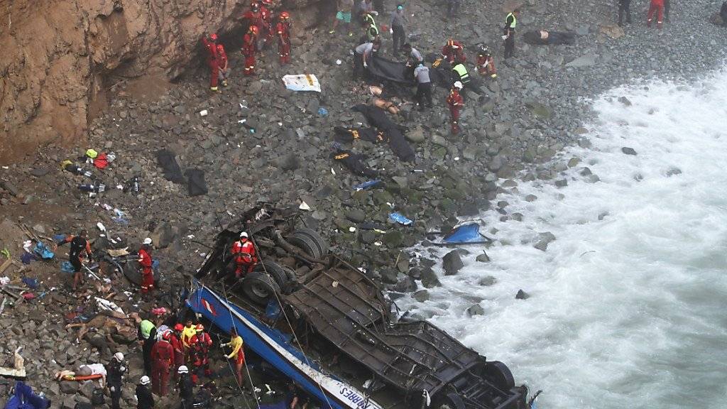 Dutzende Passagiere kamen beim Sturz des Busses von einer Klippe nördlich von Perus Hauptstadt Lima ums Leben.
