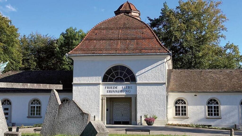 «Friede, Liebe, Erinnerung» steht über dem Eingangstor des Friedhofsgebäudes im Oltner Friedhof Meisenhard. Nach dem Ja des Stimmvolks kann der Ofen ersetzt und das Krematorium weiterbetrieben werden. (Archivbild)