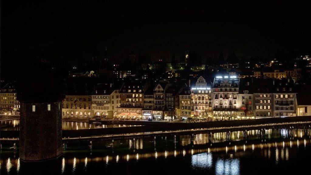 Der Wasserturm in Luzern (ganz links auf dem Bild) steht während der Earth Hour für eine Stunde im Dunkeln.