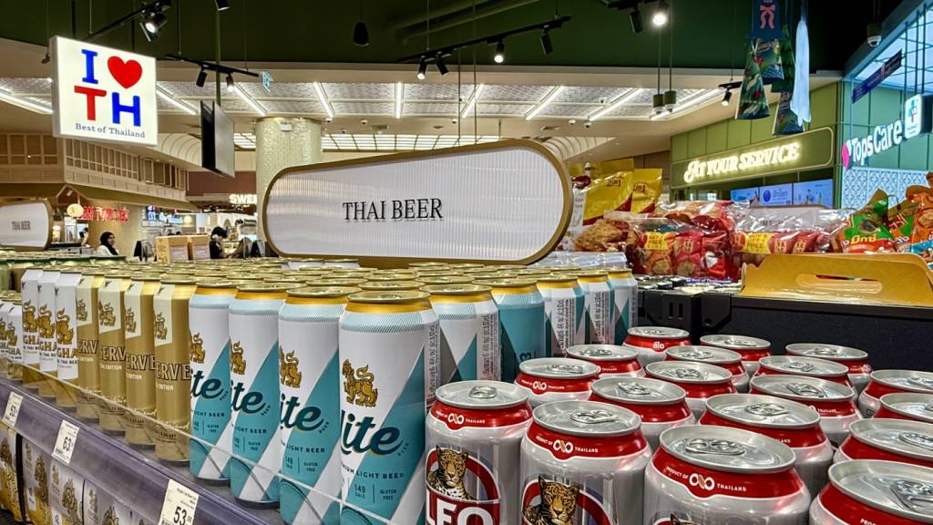 Thailändisches Bier steht in einem Supermarkt in Bangkok zum Verkauf. Foto: Carola Frentzen/dpa