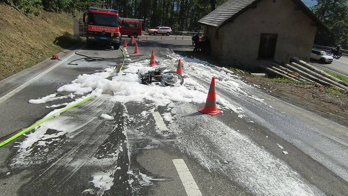 Töff brennt nach Selbstunfall