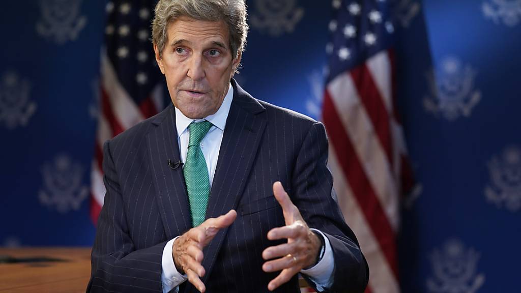 John Kerry, Sondergesandter des Präsidenten der Vereinigten Staaten für Klimafragen, spricht während eines Interviews im US-Außenministerium in Washington. Foto: Patrick Semansky/AP/dpa