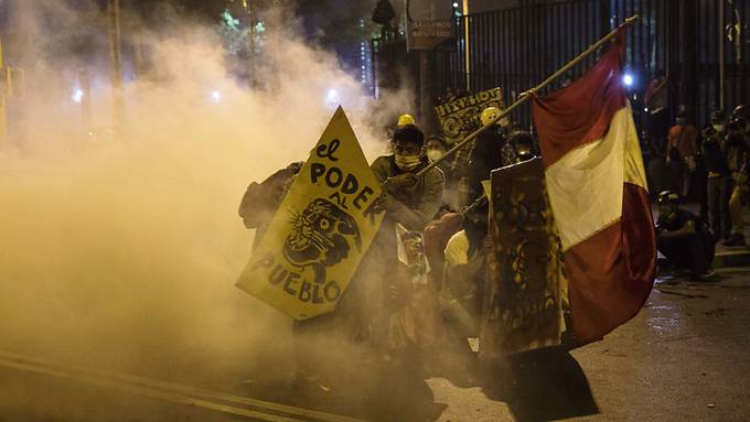 Proteste in Peru halten an - Polizei setzt erneut Tränengas ein