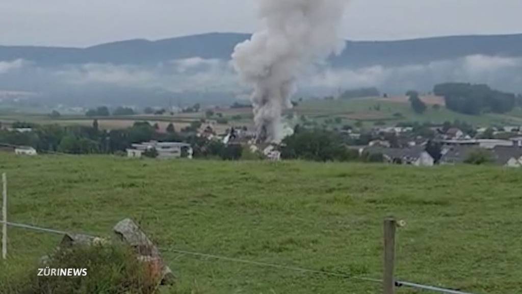 Halle mit Feuerwerk in Vollbrand