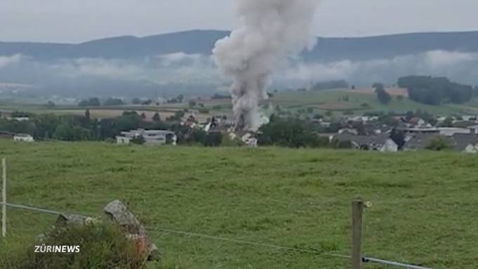 Halle mit Feuerwerk in Vollbrand