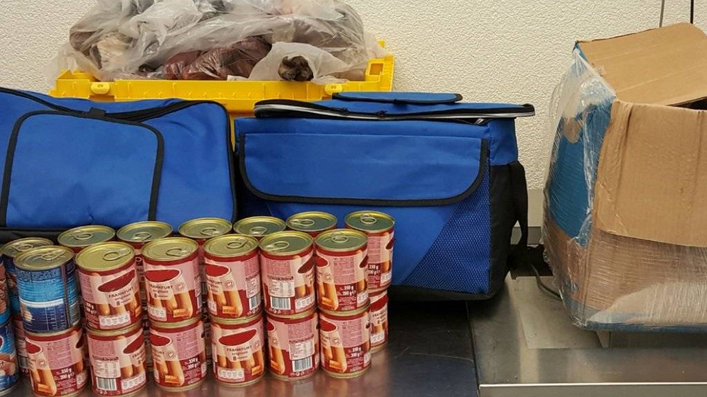 Schweizer Grenzwächter fanden in Basel in zwei Autos über 110 Kilogramm geschmuggeltes Fleisch und 28 Liter Alkohol aus Portugal.