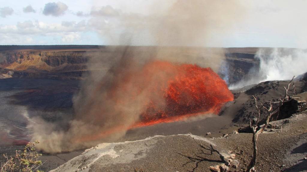 HANDOUT - Das vom U.S. Geological Survey veröffentlichte Bild zeigt den Kilauea-Vulkan, der Lava spuckt. Foto: M. Zoeller/U.S. Geological Survey/AP/dpa - ACHTUNG: Nur zur redaktionellen Verwendung im Zusammenhang mit der aktuellen Berichterstattung und nur mit vollständiger Nennung des vorstehenden Credits