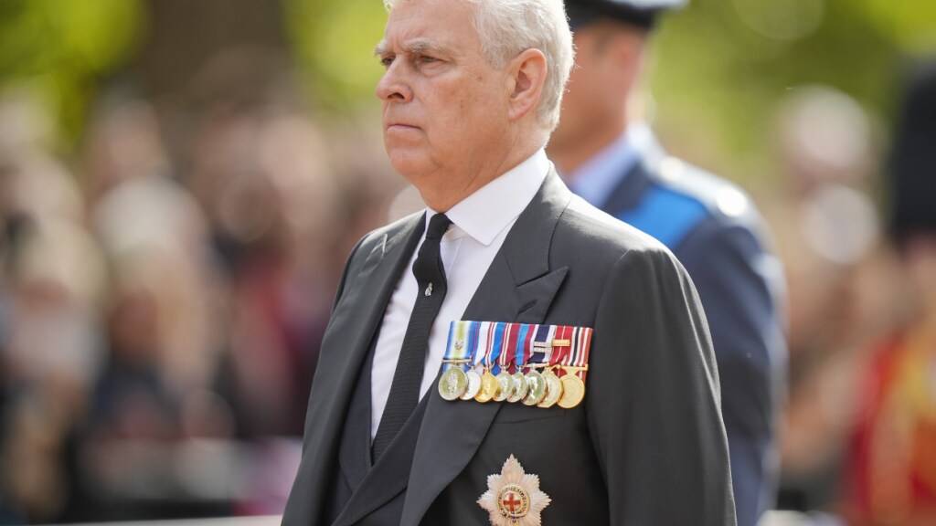 ARCHIV - Der britische Prinz Andrew folgt dem Sarg von Königin Elizabeth II. während der Prozession vom Buckingham Palace zur Westminster Hall. Foto: Martin Meissner/AP Pool/dpa