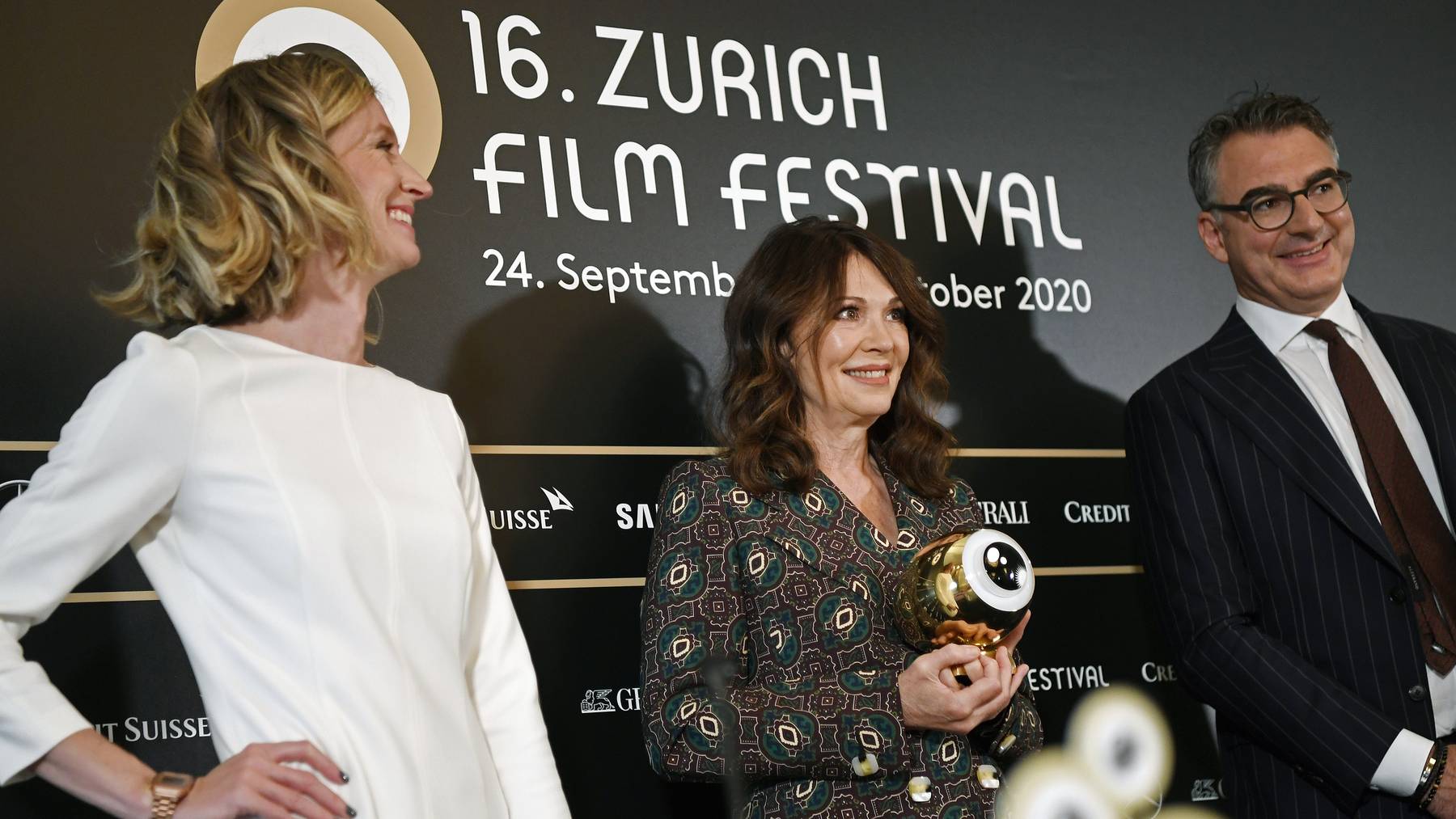 Waren am Anlass zum Auftakt des Zurich Film Festival die Einzigen, die für ihre Ansprachen die Maske abstreiften: Die deutsche Schauspielerin Iris Berben (Mitte) nimmt, flankiert vom ZFF-Führungsduo Elke Mayer und Christian Jungen, ein «Goldenes Auge» entgegen.
