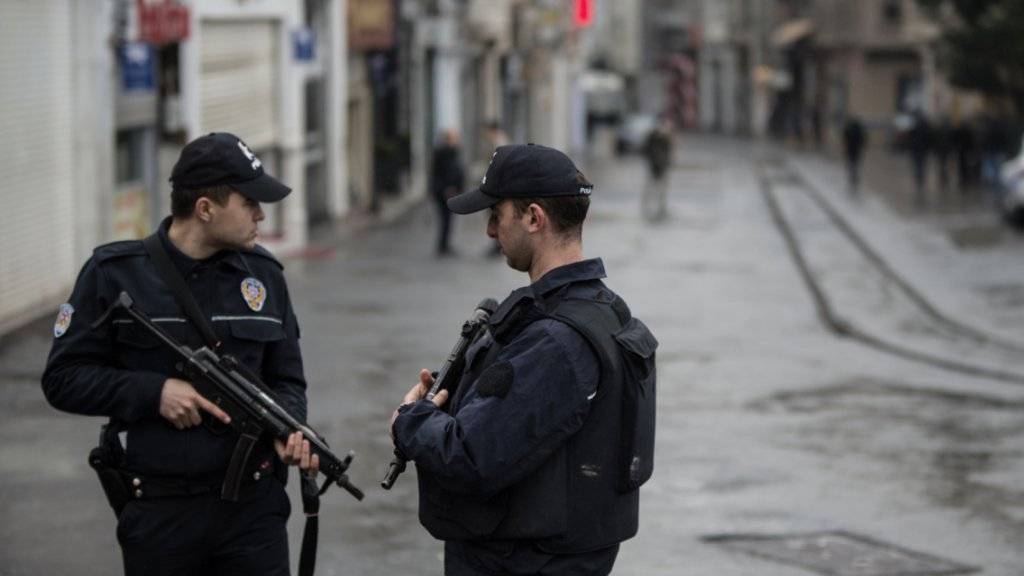 Zwei Sicherheitsbeamte nach dem jüngsten Attentat im Zentrum Istanbuls