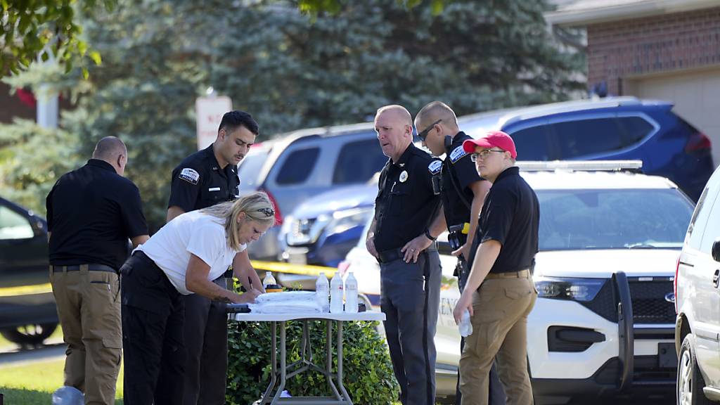 Die Polizei untersucht den Tatort. Foto: Frank Bowen IV/The Cincinnati Enquirer via AP/dpa - ACHTUNG: Nur zur redaktionellen Verwendung und nur mit vollständiger Nennung des vorstehenden Credits